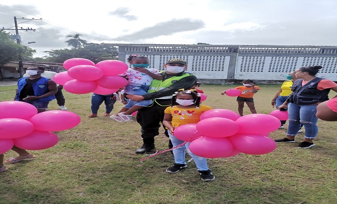 Él es Óscar Aranda el patrullero que conformó por primera vez en Juradó Chocó un equipo de futbol femenino