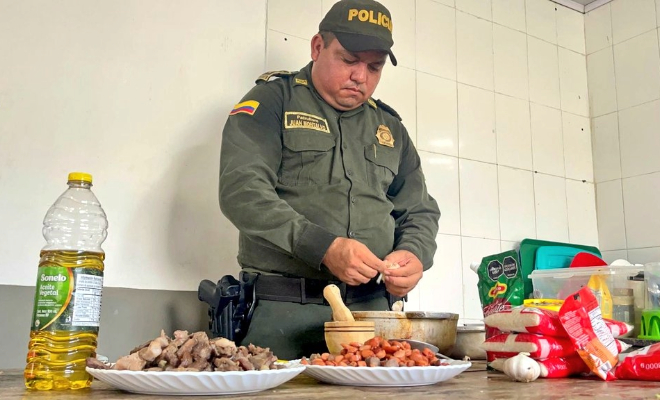 El patrullero Montalvo, un policía que fusiona el servicio público con su pasión culinaria