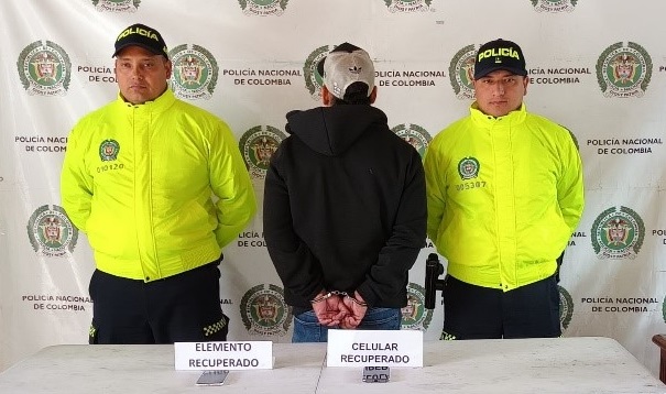 Persona capturada-policías custodiando 