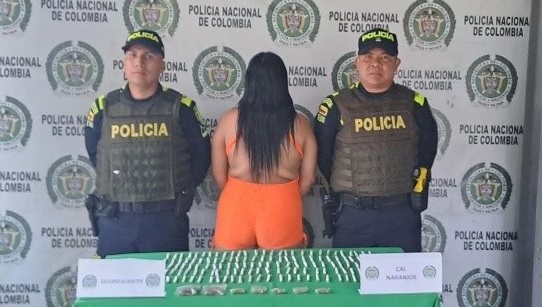 Persona capturada-policías custodiando
