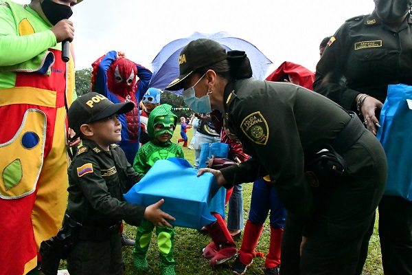 Policia con niños
