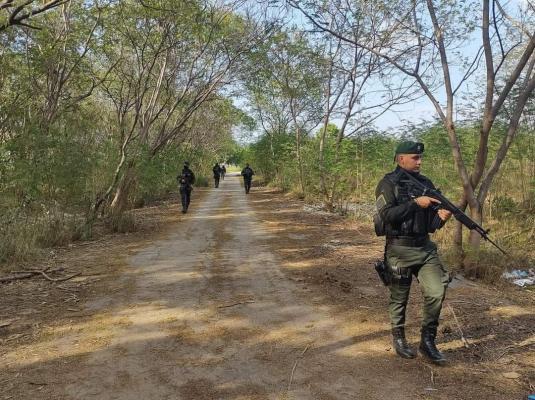 Policías patrullando vías rurales