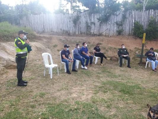 En coordinación con las autoridades gubernamentales, realizamos encuentros comunitarios en Icononzo