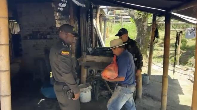 entrega de mercados a personas de escasos recursos