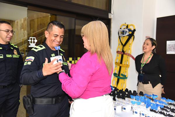 resaltar el papel del hombre 