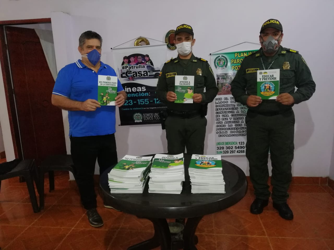 entrega-cartillas-para-el-desarrollo-del-programa-en-prevencion-de-las-drogas