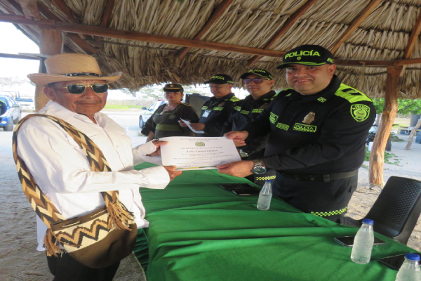 17 indígenas Wayuu fueron certificados como promotores de convivencia y seguridad ciudadana.