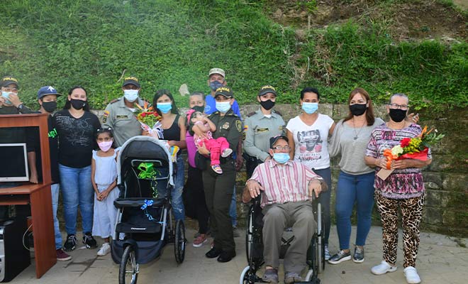 entrega de ayudas a familias necesitadas