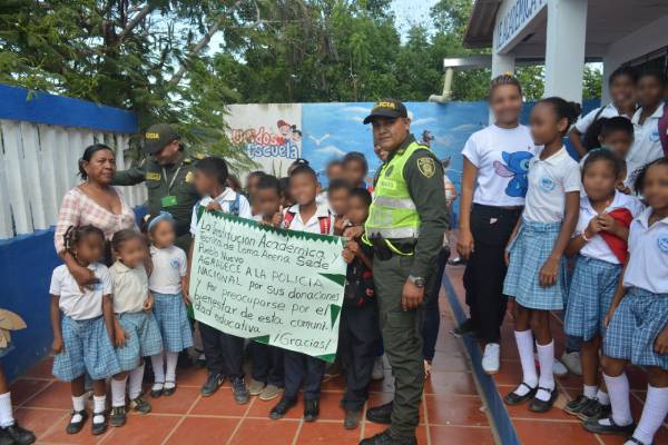 Entrega-de-sillas-en-colegio-del-corregimiento-de-Pueblo-Nuevo