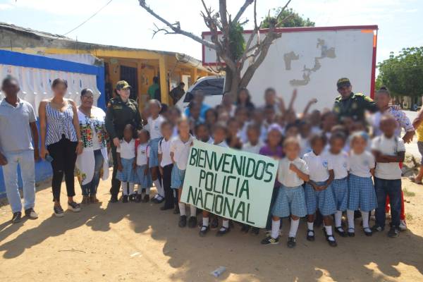 Entrega-de-sillas-en-colegio-del-corregimiento-de-Pueblo-Nuevo