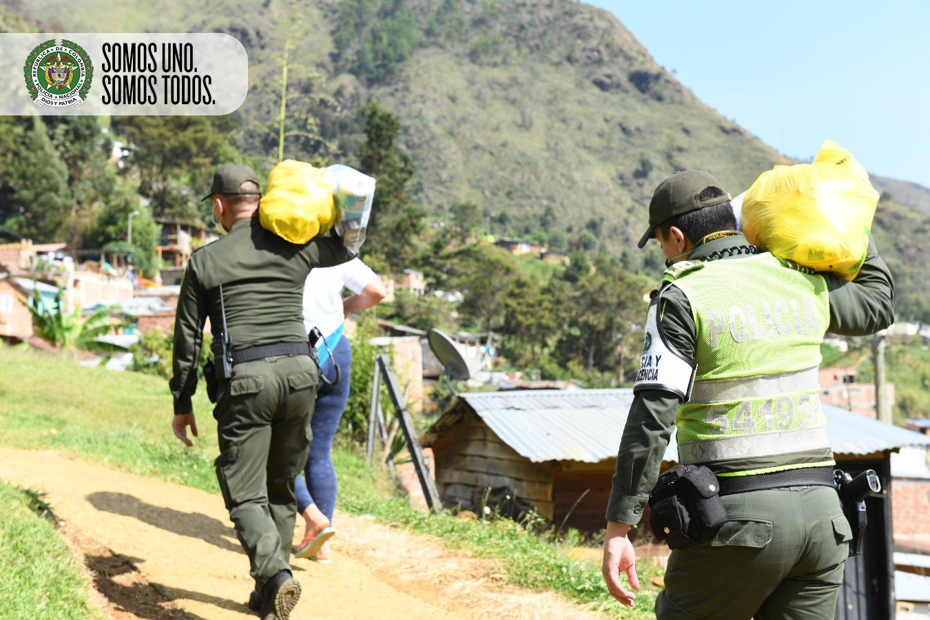 Momento de la entrega de los mercados en Medellín