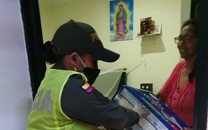 entrega-ayuda-niños-buenaventura-policia-valle