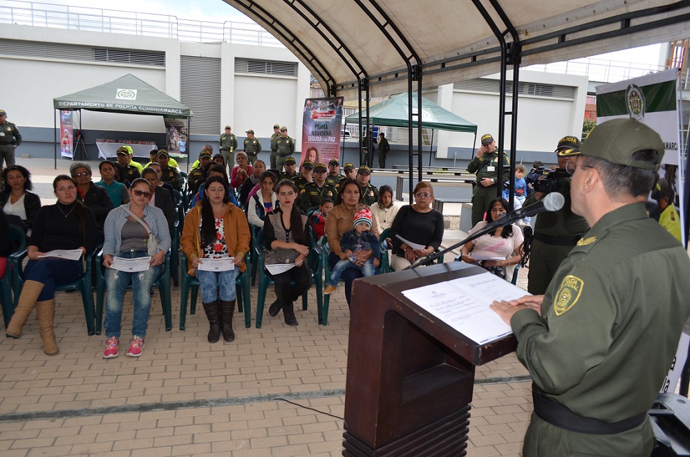 policía-ayuda-madres-cabeza-de-familia-en-Soacha