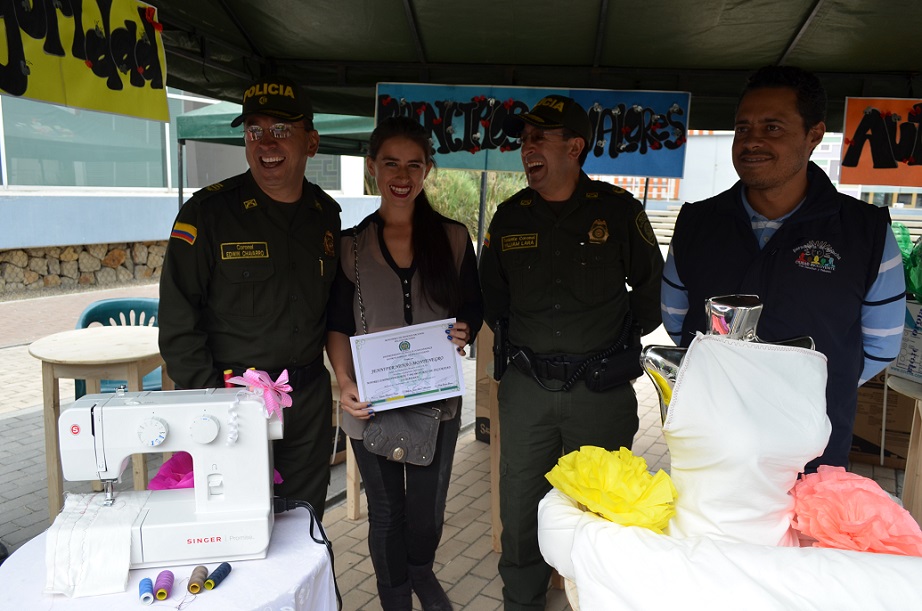 policía-ayuda-madres-cabeza-de-familia-en-Soacha