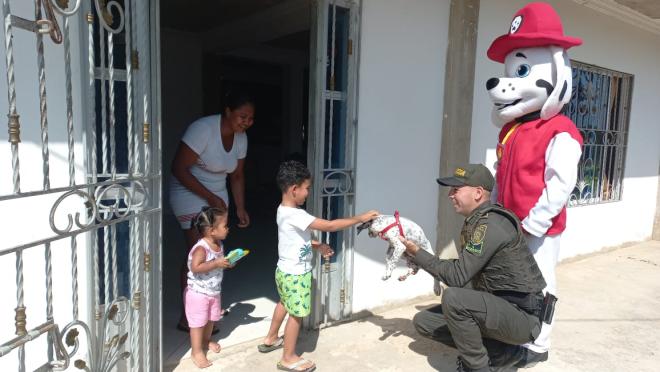 Entrega de Marchal el perrito desaparecido a sus dueños