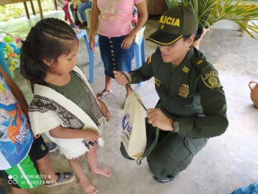entrega-regalos-niños-comunidad-embera-chami-policia-valle-derechos-humanos
