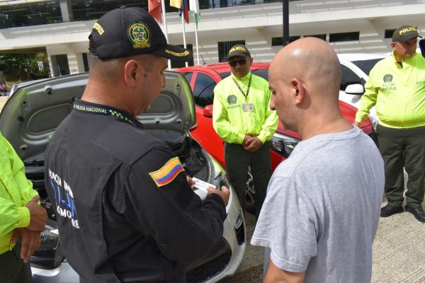 Entrega de un vehículo y una motocicleta