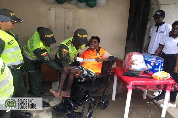 Entregamos-silla-de-rueda-a-joven-con-discapacidad