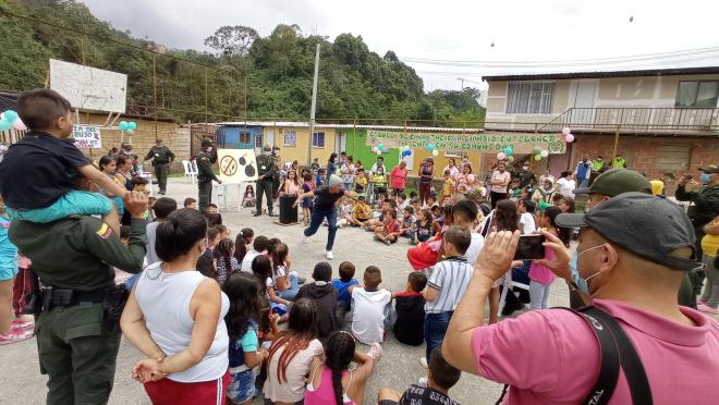Estudiante de la Escuela ESAGU en modulo pedagógico prevención con la pólvora 