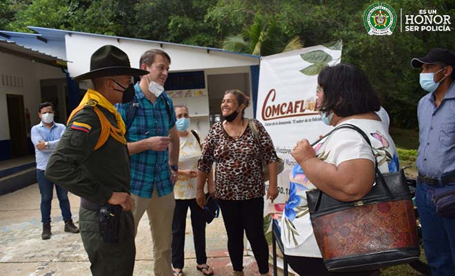 Los Carabineros remodelan una escuela en zona rural de Florencia, Caquetá