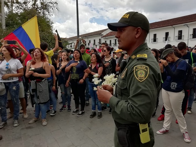 hermosas flores que fueron entregadas como símbolo de respeto y admiración