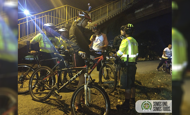 Policías entregan recomendaciones a usuarios de bicicletas en Medellín