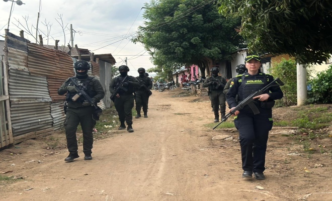 teniente coronel recorre veredas, barrios y zonas rurales a pie