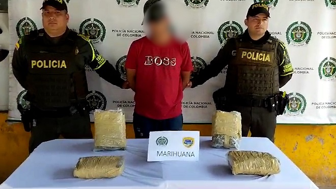  Transportaba ocultos 4 paquetes los cuales contenían 4 kilos de marihuana