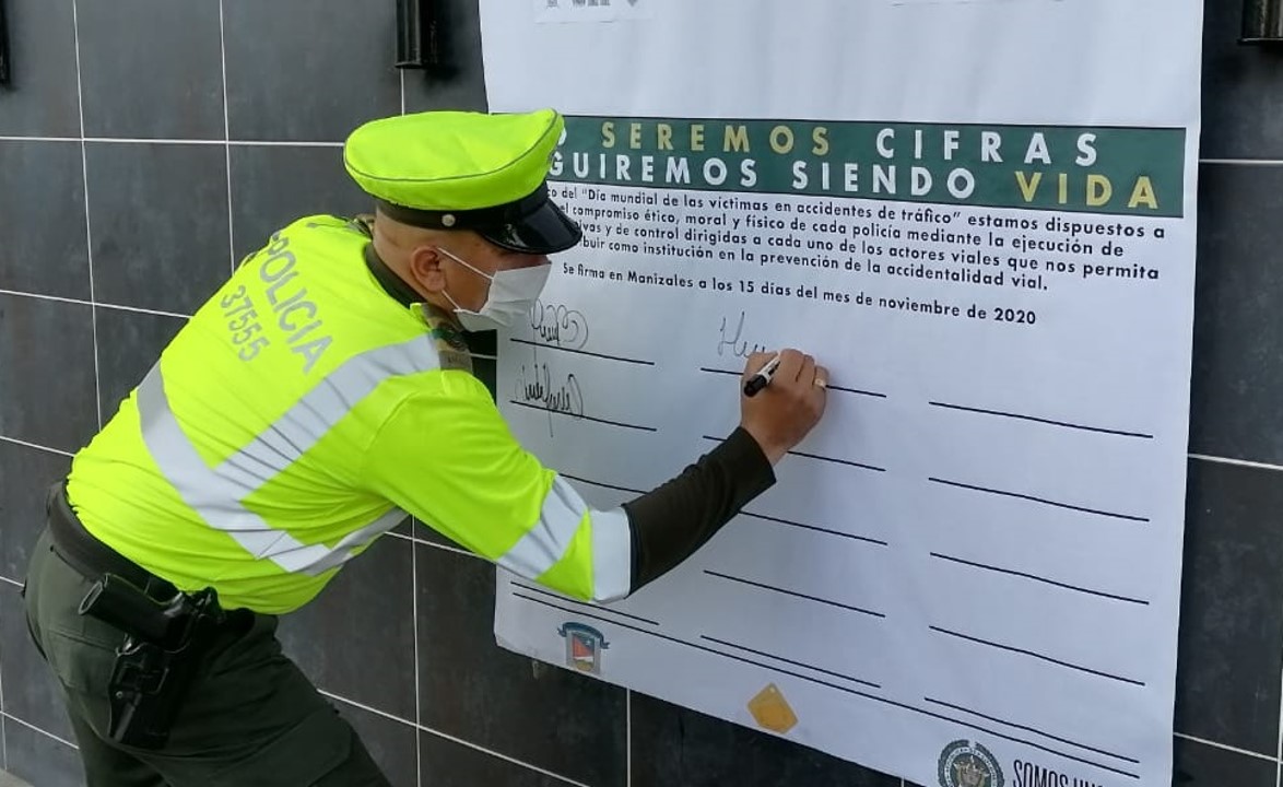 Fijaron su nombre en un cartel como metodología educativa que imprime el compromiso personal, institucional y familiar en la preservar la vida por medio del respeto de las normas, el uso adecuado y responsable de elementos de movilidad. 