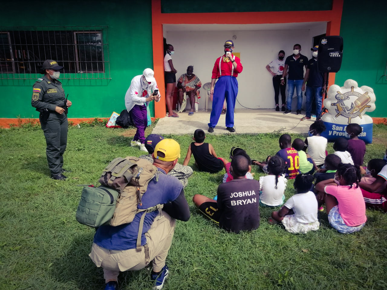 Con cantos, juegos, rondas y entrega de regalos visitamos el albergue de Elsy Bar 