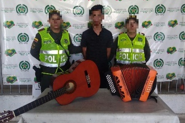 foto-capturado-con-los-instrumentos-en-la-mano