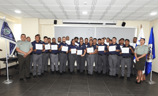 Foto de clausura con el personal certificado en Panam&aacute;