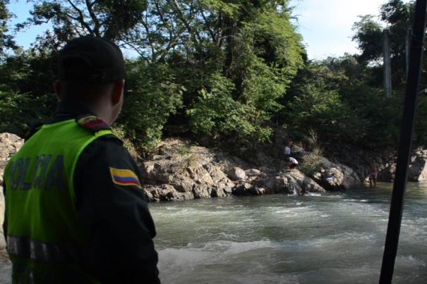 foto-de-auxiliares-de-Policía-a-salvavidas