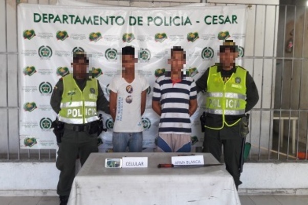 foto-Policía-captura-dos-hombres-que-con-machete-hurtaban-celulares