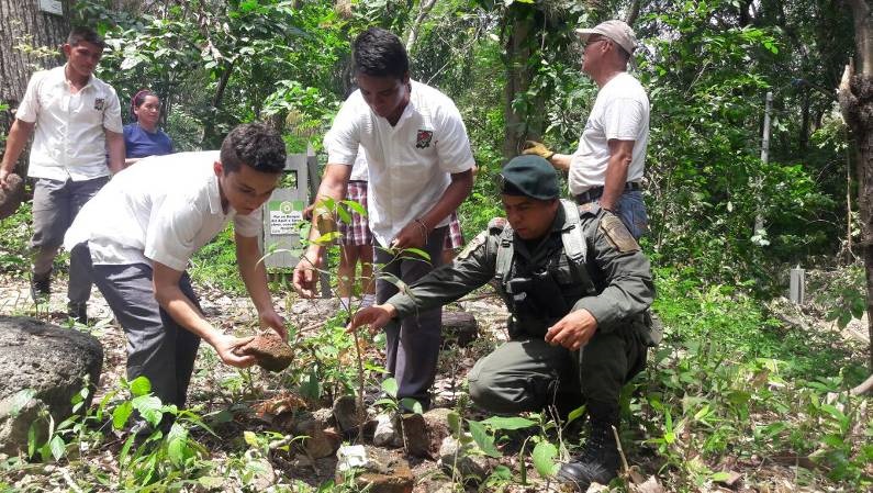foto-policías-y-estudiantes-reforestan-el-bosque-del-Agüil