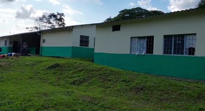 Policías adecuando instalación educativa