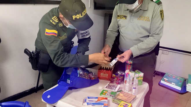 Policía acompañando regreso a clases