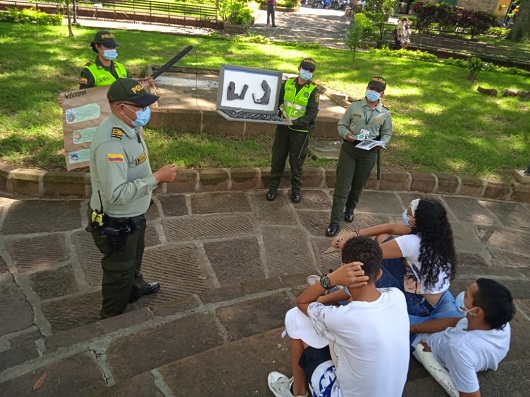 Policías dando charlas educativas