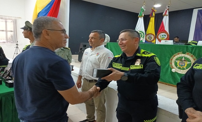 Policía entregó 200 celulares a los integrantes de la Red de Apoyo y Comunicaciones en el Atlántico