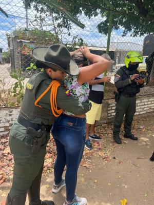Policía registrando personas