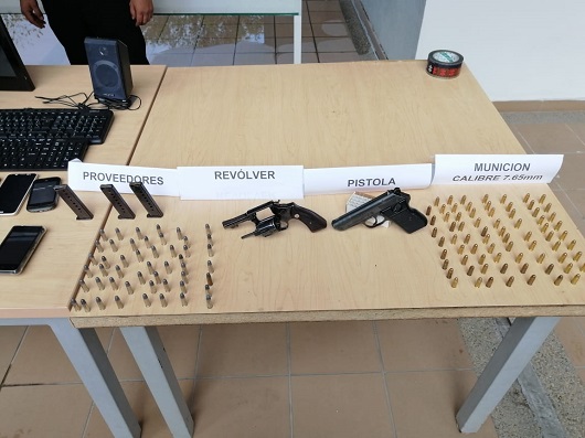 1 persona capturada-policías custodiando-elementos incautados