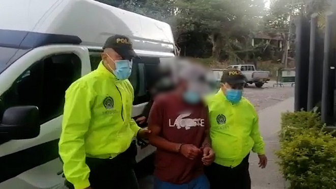 Policía escoltando capturados