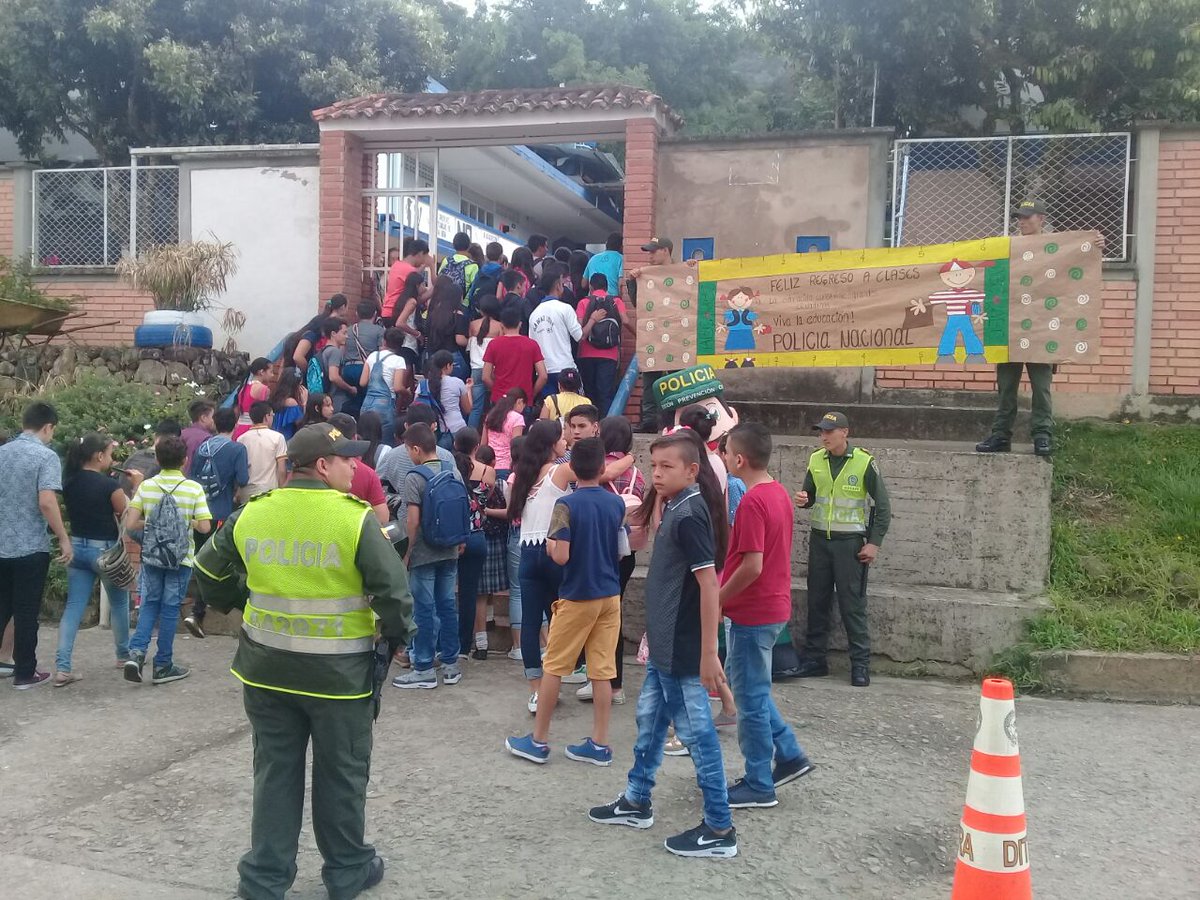 Más de 2.000 policías acompañan a los estudiantes en el regreso a clases