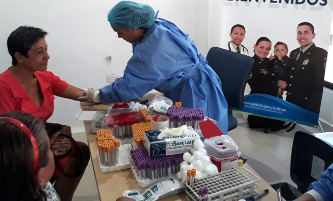 atención de usuaria examen de laboratorio