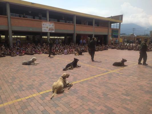 Policía acompañando regreso a clases