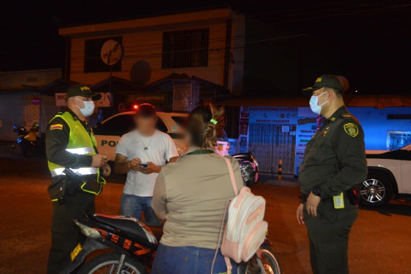 Comandante de la policía metropolitana de Neiva, al lado de sus hombres, velando por la seguridad y la convivencia