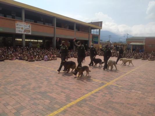 Policía acompañando regreso a clases