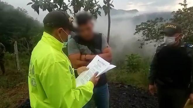 policía leyendo derechos del capturado