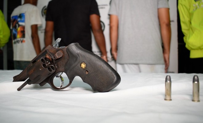 Incautan arma de fuego 