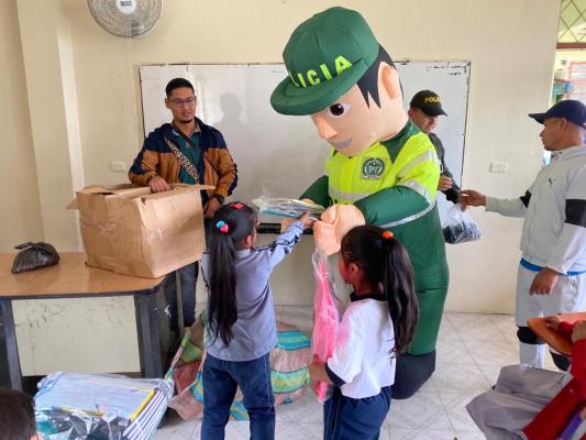 Entregan útiles escolares